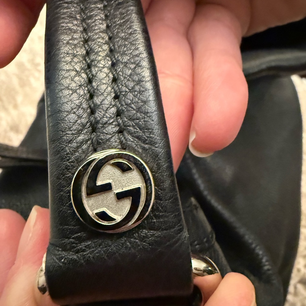 Gucci Black Leather Shoulder Bag with Silver Accents - Picture 5 of 8